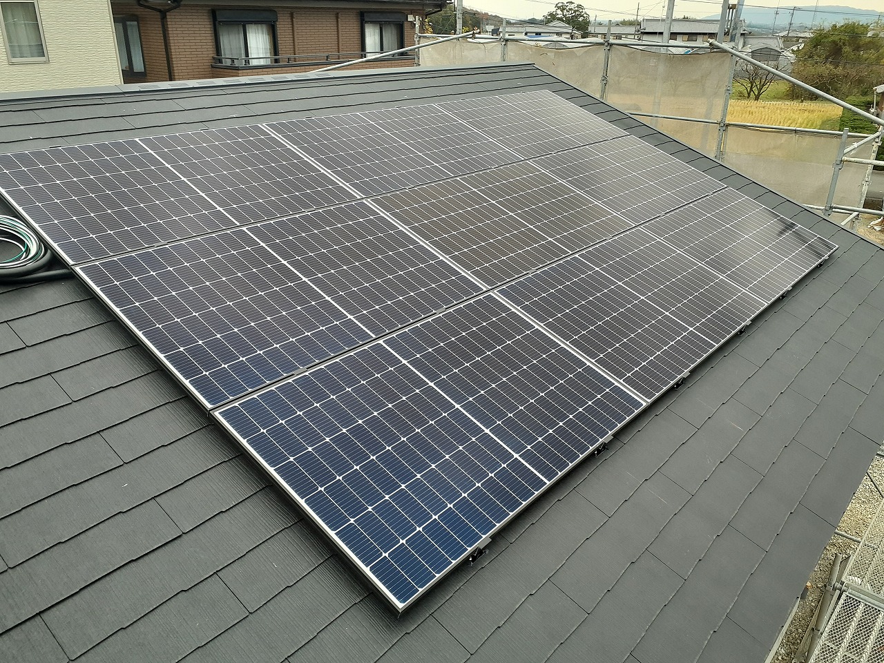 屋根斜面に太陽光パネルを設置いたしました！ アイキャッチ画像