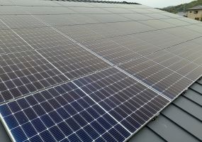 屋根一面に太陽光パネルを設置いたしました！ アイキャッチ画像