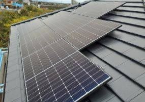 急斜面でも太陽光発電が設置可能です。 アイキャッチ画像